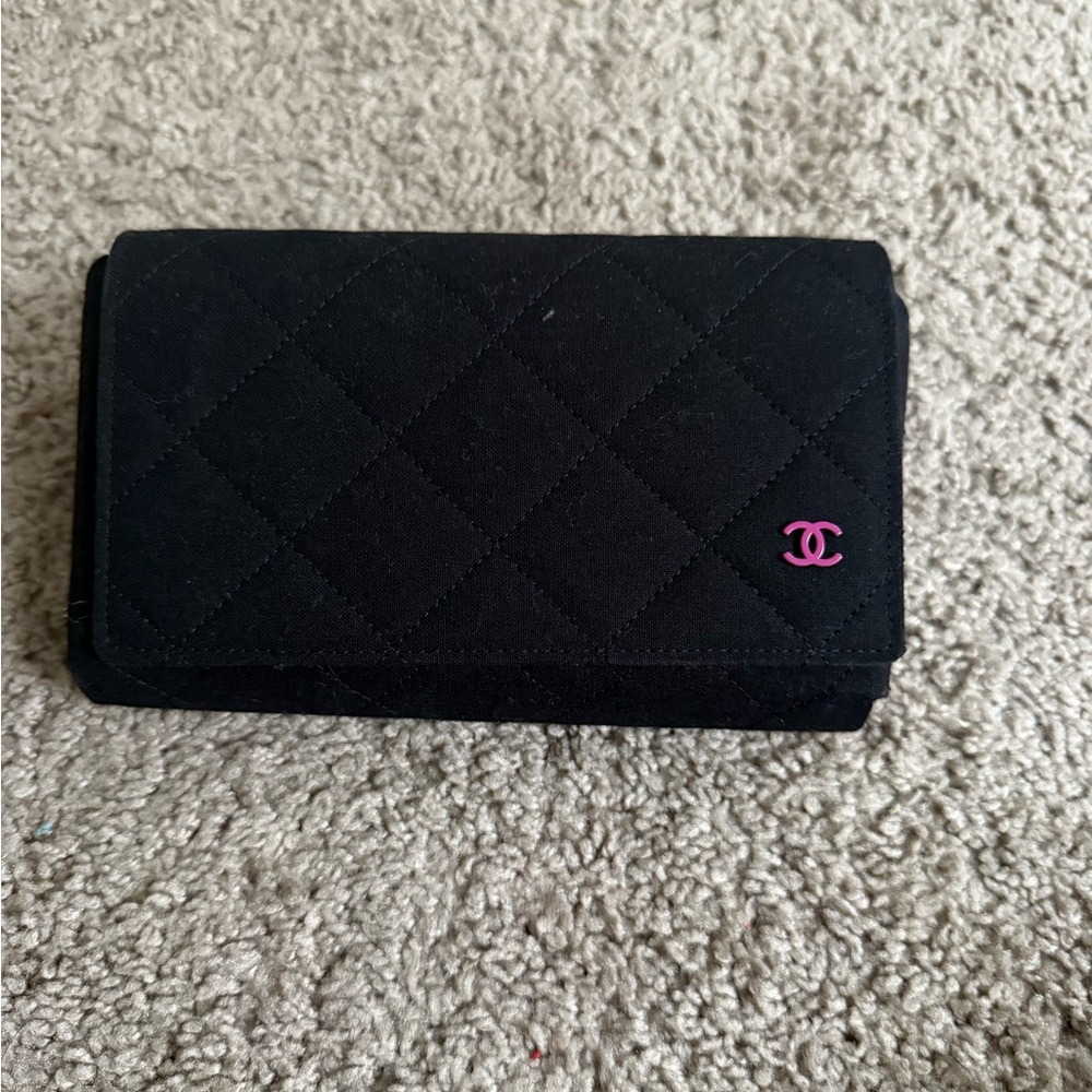 CHANEL Black Sunglasses with Quilted Case - Picture 4 of 4